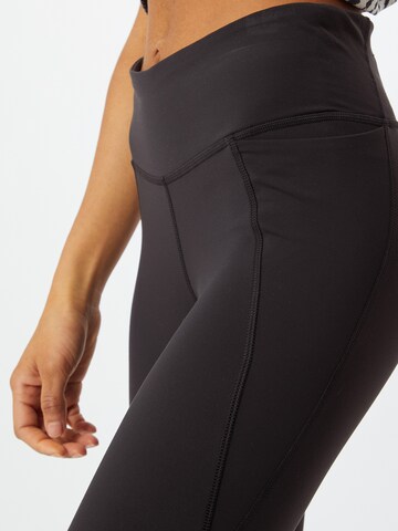 Skinny Pantaloni sport de la Reebok pe negru