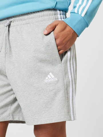 ADIDAS SPORTSWEAR Regularen Športne hlače 'Essentials' | siva barva