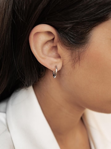 Orecchini 'Molten Texture Hoop' di Hey Happiness in argento: frontale