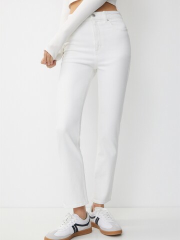 Pull&Bear Regular Jeans in White: front