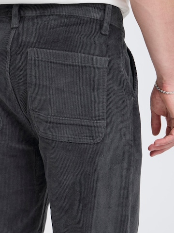 Loosefit Pantalon chino ' BHMADDOX-Cord ' BLEND en gris