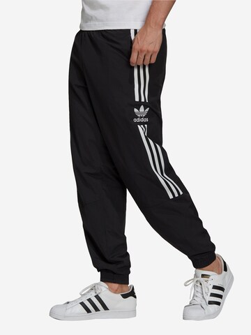 ADIDAS ORIGINALS Tapered Nadrág - fekete: elől