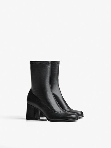 Bershka Členkové čižmy - Čierna