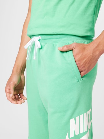Nike Sportswear Loosefit Housut 'CLUB ALUMNI' värissä vihreä