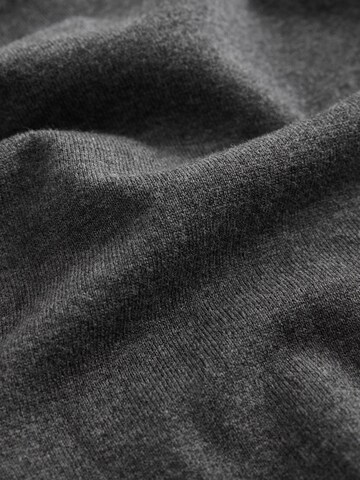 Next Pullover in Grau