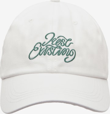 Pull&Bear Czapka z daszkiem 'JUST EXISTING' w kolorze biały: przód