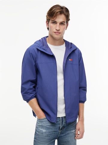 Tommy Jeans Tussenjas 'CHICAGO' in Blauw: voorkant