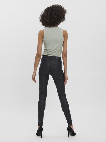 Vero Moda Tall Skinny Byxa 'Seven' i svart