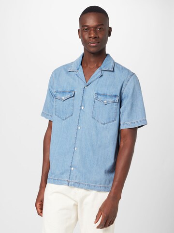 Coupe regular Chemise 'Burbank' WEEKDAY en bleu : devant