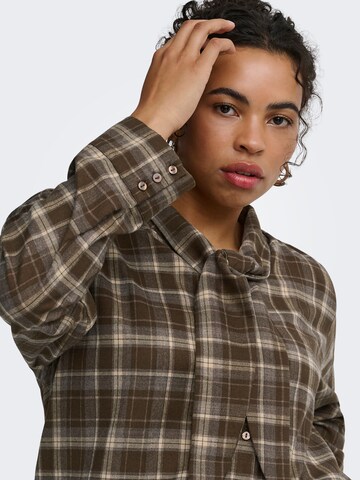 ONLY Carmakoma - Blusa 'CARGUKA' en marrón