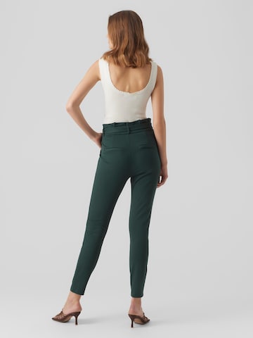 Vero Moda Tall Slimfit Hlače z naborki 'Eva' | zelena barva