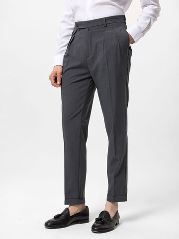 Antioch Regular Bundfaltenhose in Grau