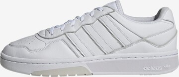 ADIDAS ORIGINALS Sneakers low 'Courtic' i hvit: forside