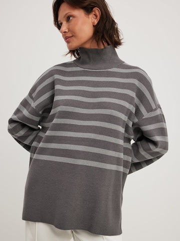 Pull-over oversize NA-KD en gris : devant