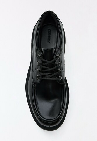 Bershka Buty sznurowane w kolorze czarny