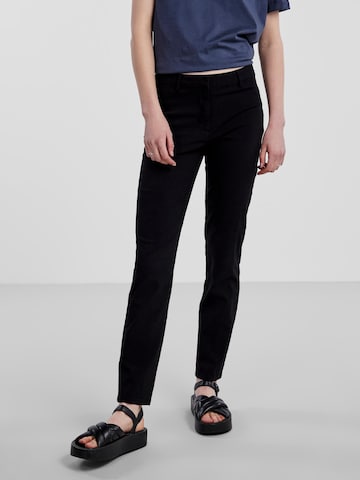 PIECES Skinny Chino Pants in Black: front