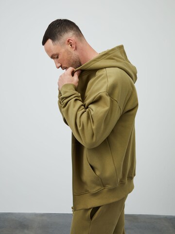 DAN FOX APPAREL كنزة رياضية 'Bent' بلون أخضر: الأمام