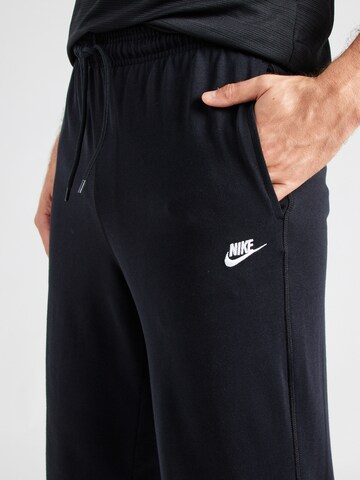 Tapered Pantaloni 'Club' di Nike Sportswear in nero
