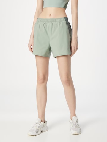 On Regular Sportshorts in Grün: predná strana