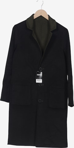 mbym Mantel S in Schwarz: Vorderseite