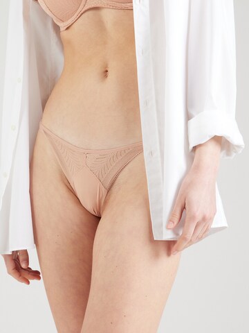 Tanga de la Calvin Klein Underwear pe roz: față