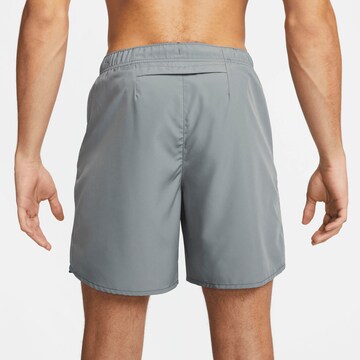 NIKE Regular Sportshorts in Grau