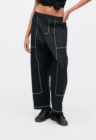 Largi Pantaloni 'STREET' de la Nike Sportswear pe negru: față