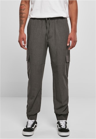 Urban Classics Дънки Tapered Leg Карго панталон в сиво: отпред
