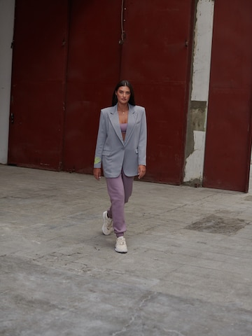 ABOUT YOU x Antonia Blazers 'Mila' in Grijs: voorkant