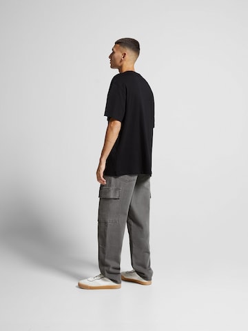 BershkaLoosefit Cargo traperice - siva boja