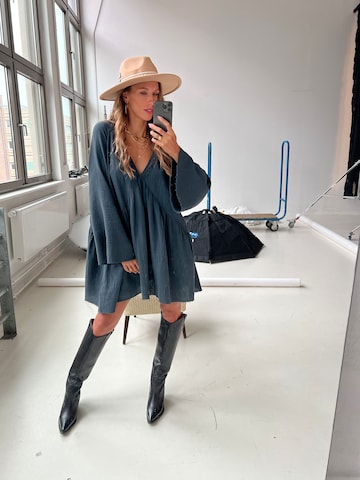 Robe Kamila Šikl en gris