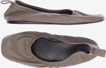 Closed Flats & Loafers in 37 in Brown: front