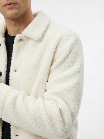 TRAPP Between-Season Jacket in White