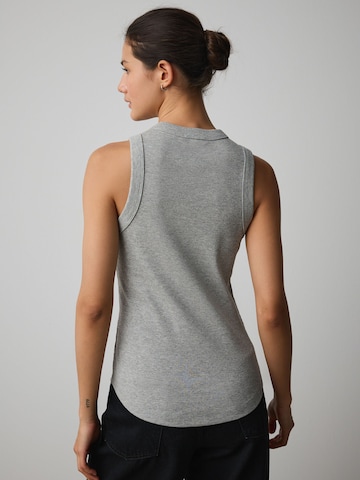 Next Топ в сиво