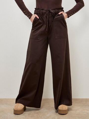 Apricot Loosefit Paper Bag Waist Wide Leg Trousers ' ' in Braun: Vorderseite