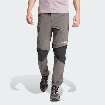 Effilé Pantalon outdoor 'Utilitas' ADIDAS TERREX en gris : devant