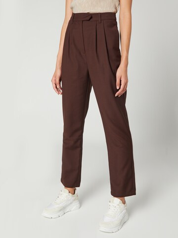 Guido Maria Kretschmer Women Loose fit Pleat-Front Pants in Brown: front