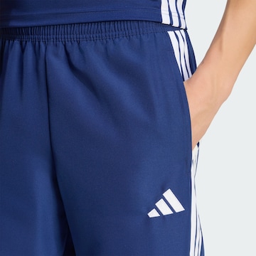 ADIDAS PERFORMANCE - Tapered Pantalón deportivo 'Tiro 26 Essentials' en azul