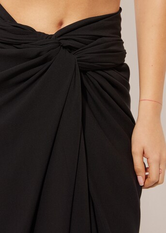 CALZEDONIA Beach Towel in Black