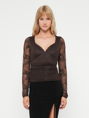 Abercrombie & Fitch Halenka 'ZOE' – hnědá: přední strana