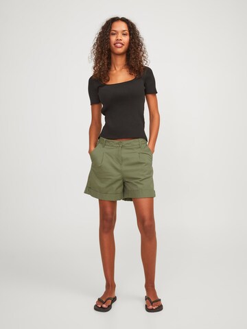 Loosefit Pantaloni cutați 'MADDY' de la JJXX pe verde