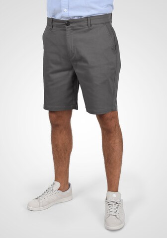 Regular Pantalon chino 'Ravi' !Solid en gris : devant