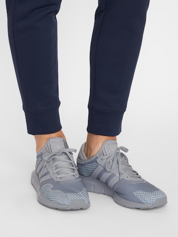 Baskets basses ADIDAS ORIGINALS en gris : devant