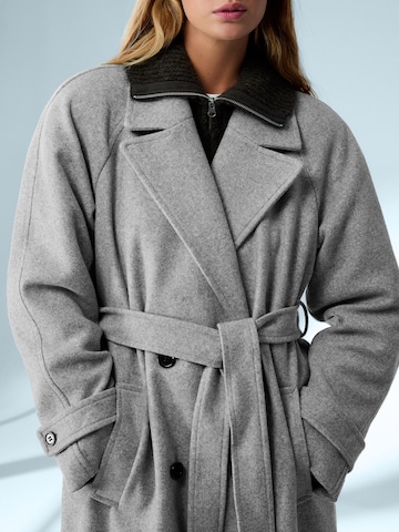 Bershka Overgangsfrakke i grå