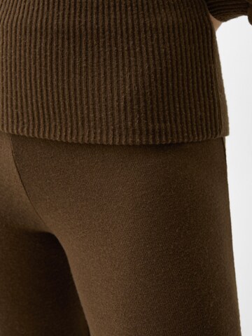 Bershka Flared Broek in Bruin