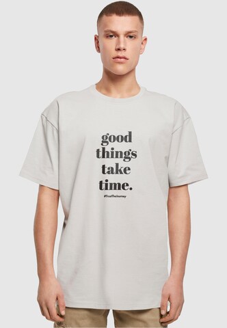 T-Shirt 'Good Things Take Time' Merchcode en gris : devant