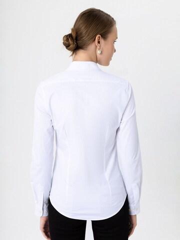balta By Diess Collection Priglundantis modelis Marškiniai