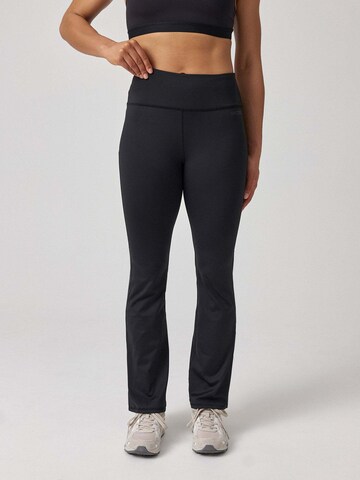 SNOCKS Flared Sporthose in Schwarz: Vorderseite