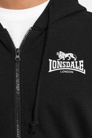 LONSDALE Облекло за бягане 'Lhanbryde' в черно