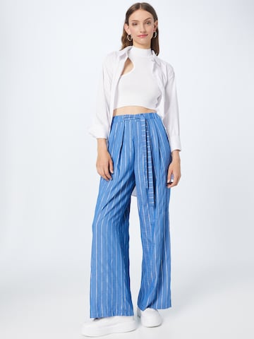 Wide leg Pantaloni cutați de la Koton pe albastru